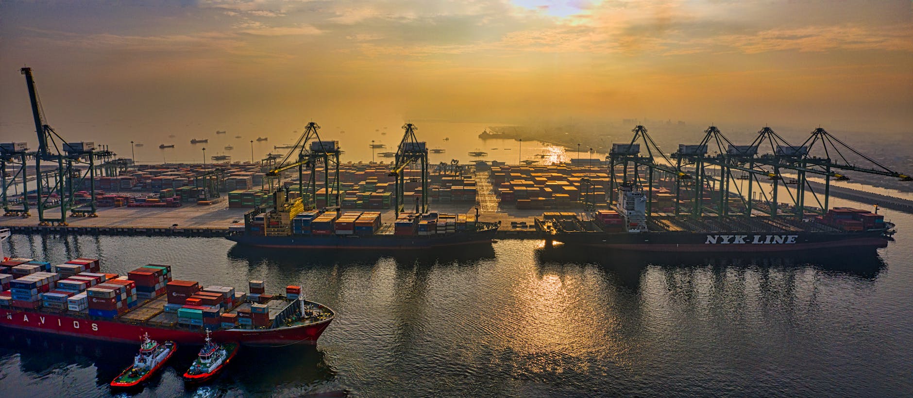 Kargo gemisi uluslararası ticaret limanında