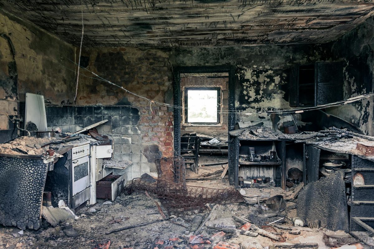 Nakliyat hasar tazminat sürecinde hasarlı eşya fotoğrafı çeken kişi