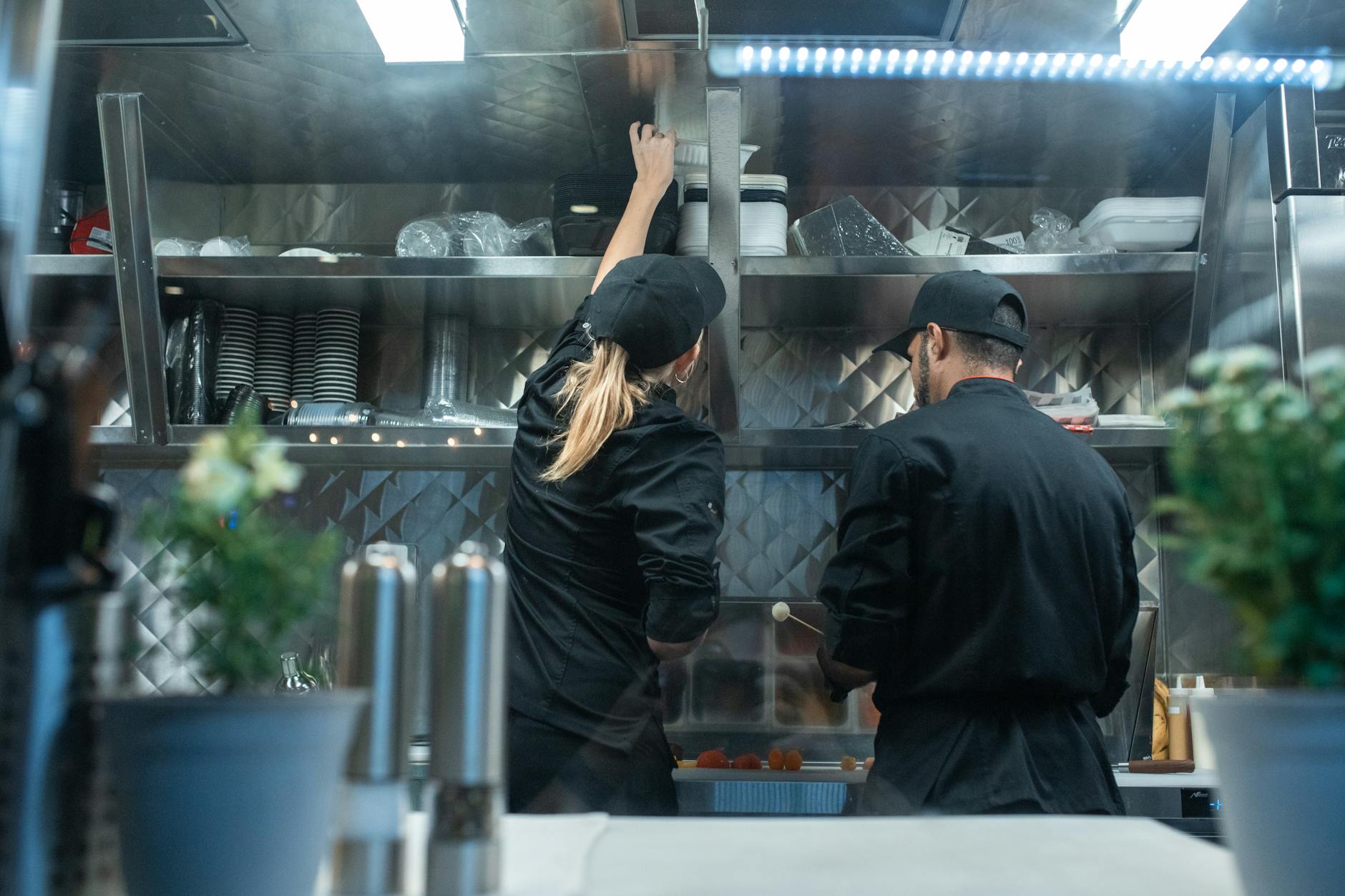 Restoran mutfak ekipmanı taşıma