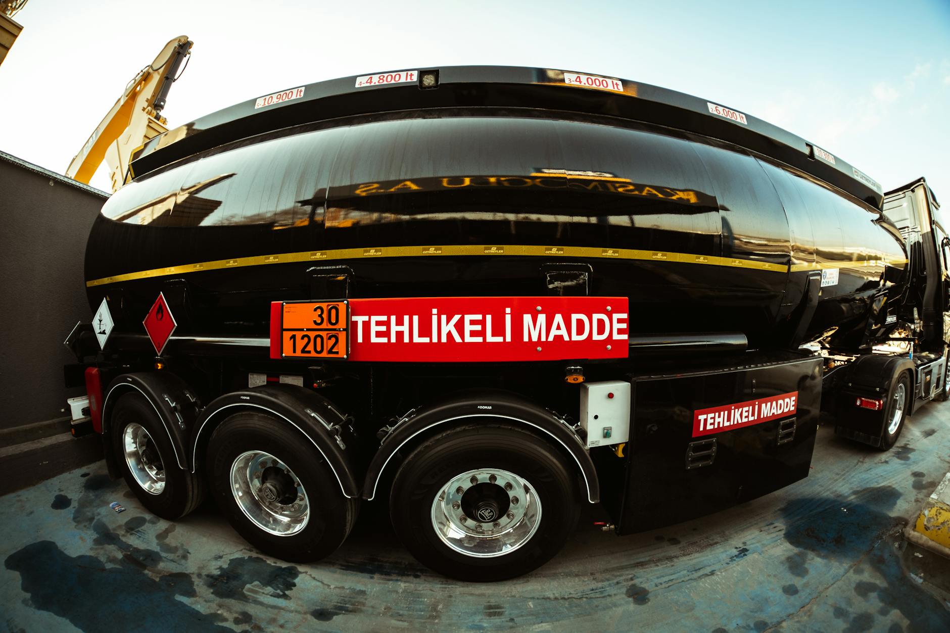 Tehlikeli madde taşımacılığı uyarı işareti kamyon