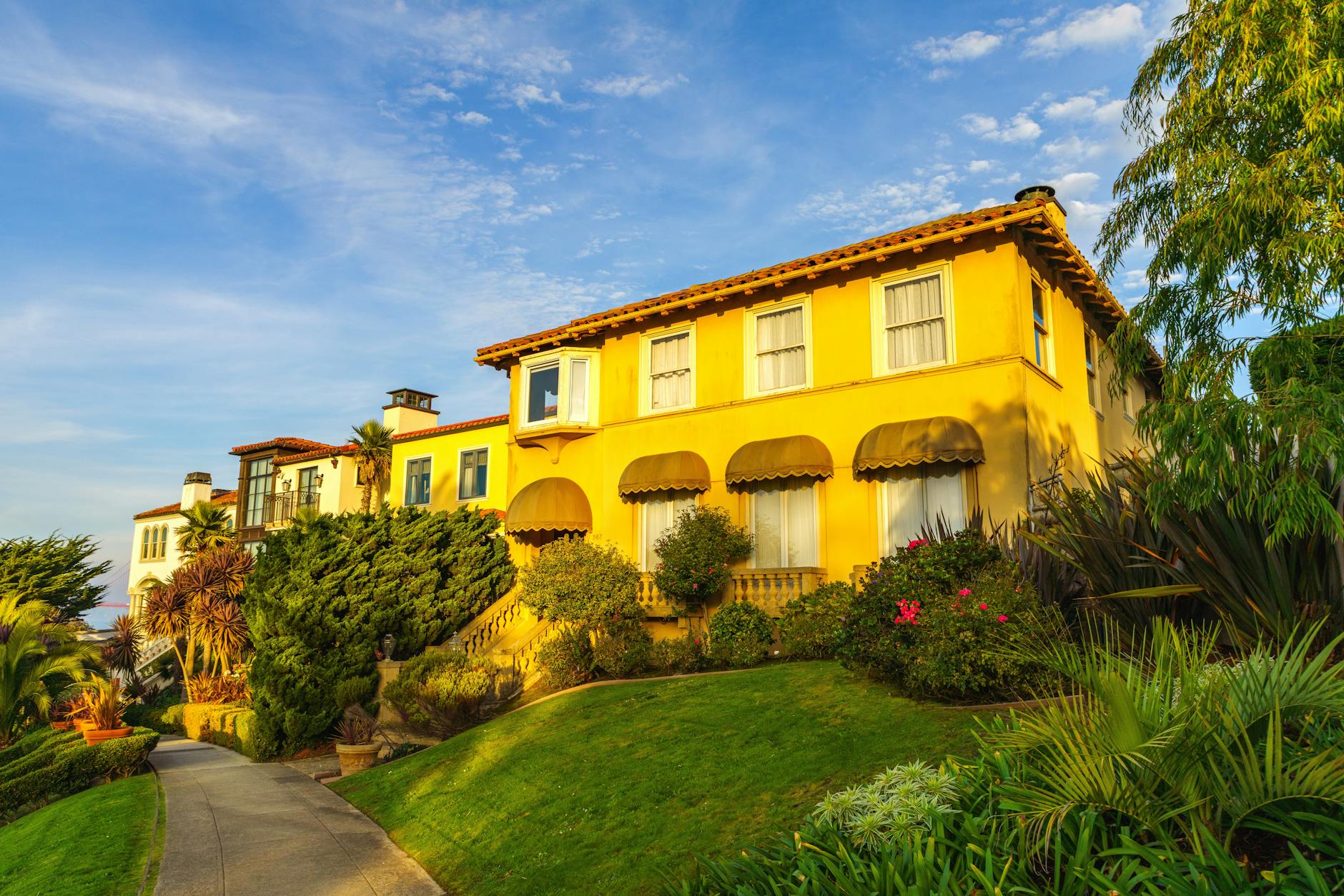 Villa taşınmasında dış cephe vinçi ile mobilya indirme